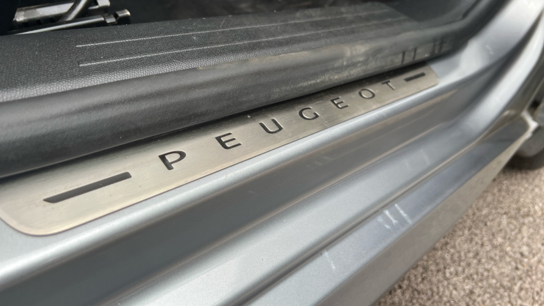 Peugeot 208 1.2 PureTech 100 Allure Premium + 5dr Petrol Hatchback